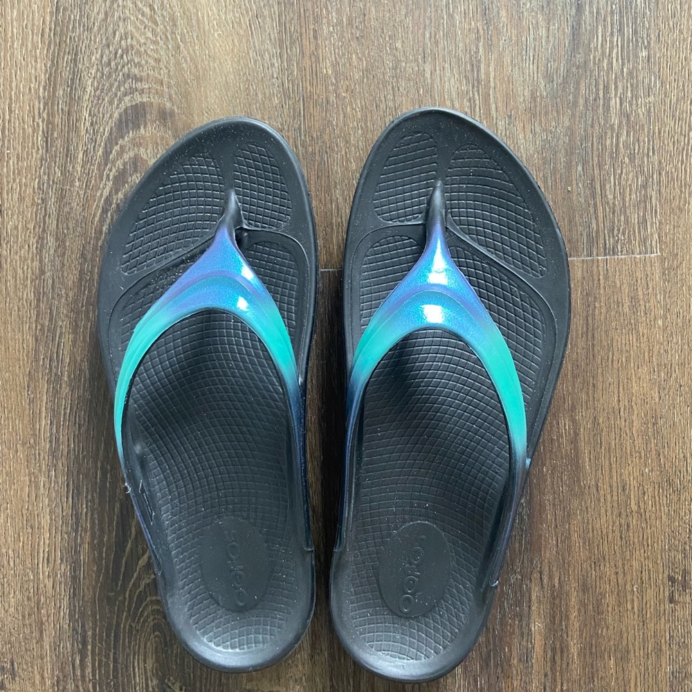 Oofos Flip Flops (Women’s Size 9) - brand new!
